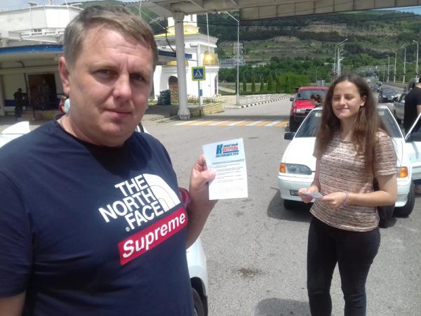 Активисты «Курортного патруля» напоминают гостям Кисловодска о правилах дорожной безопасности